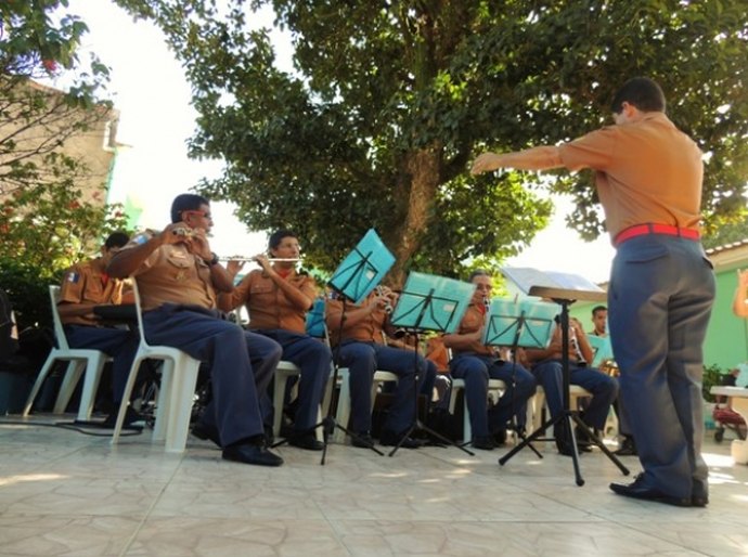 Banda de música comemora 16 anos com apresentação em lar de idosos