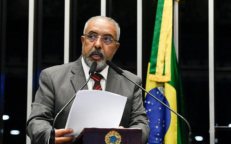 Paim celebra aprovação da igualdade salarial entre mulheres e homens