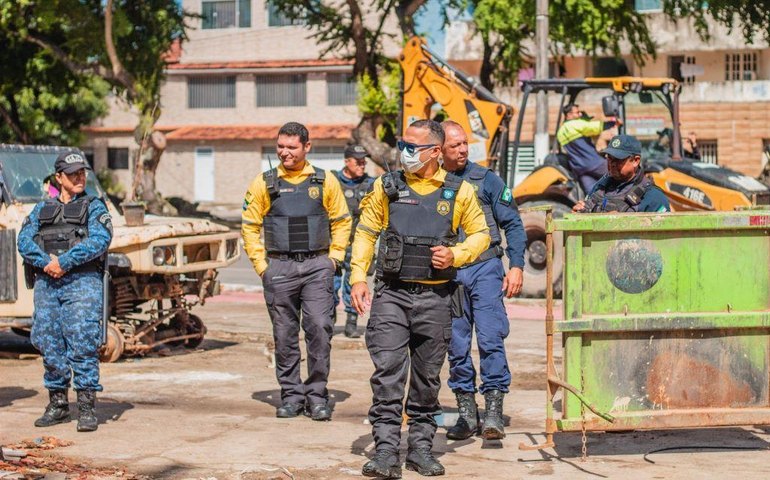 Força-tarefa recolhe veículos armazenados irregularmente no Vergel