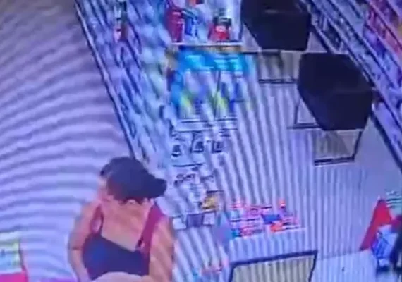 VÍDEO: Mulher furta carteira em farmácia no bairro do Farol, em Maceió