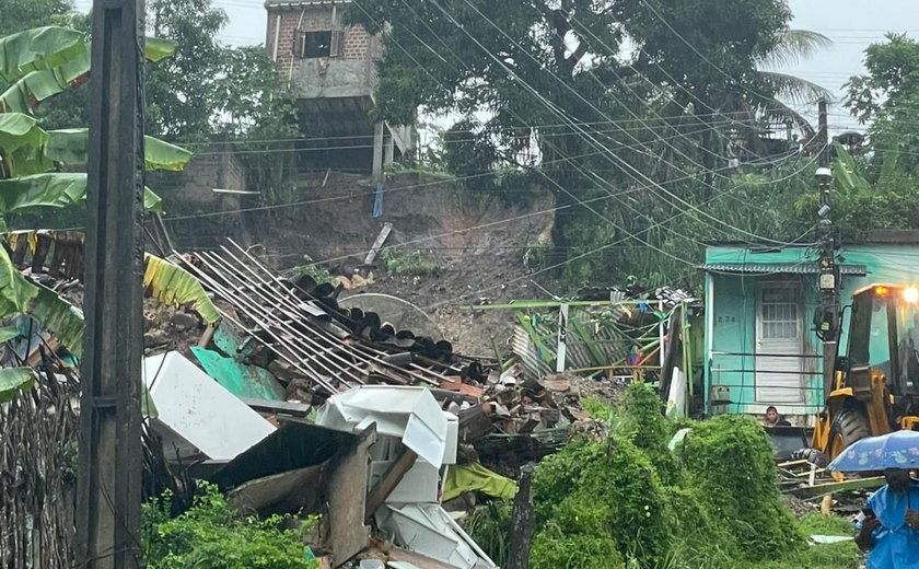 Cinco pessoas são resgatadas com vida após desabamento de casas em Penedo