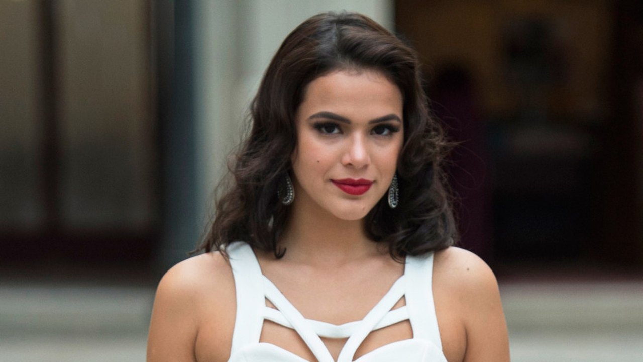 Bruna Marquezine usa calça de R$ 7 mil no Desfile das Campeãs
