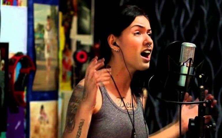 Fundador da banda The Cranberries lança canções com brasileira