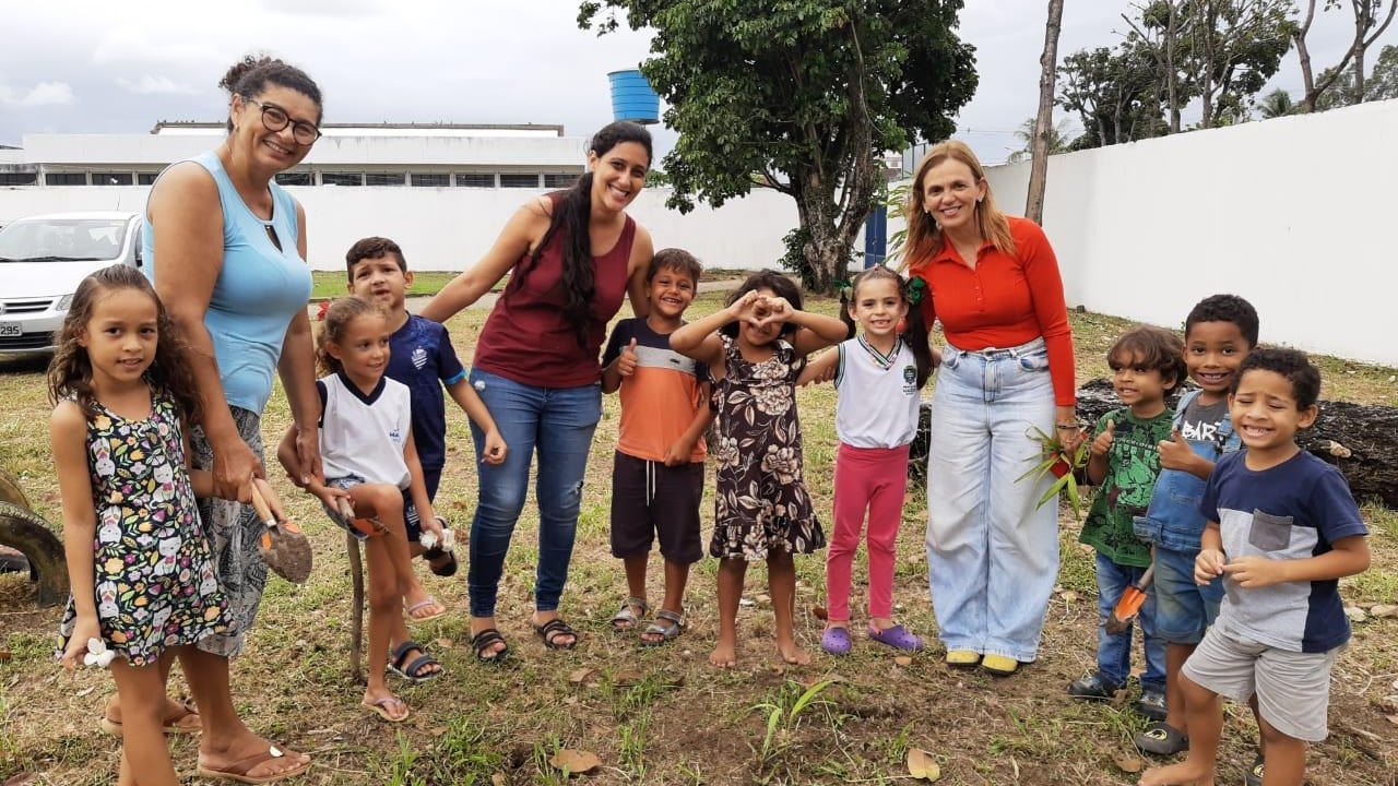 Crianças de creche municipal participam de plantio de palmeiras
