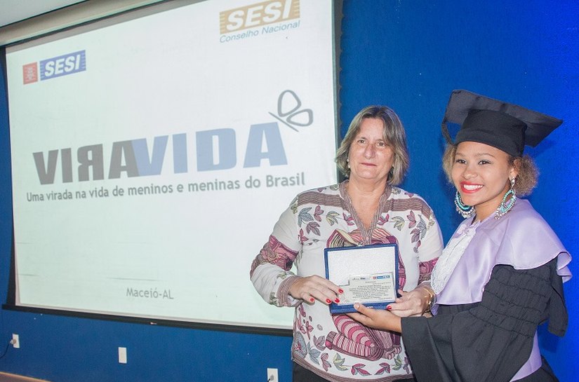 Colaboradora do Sebrae Alagoas é homenageada em formatura do Viravida