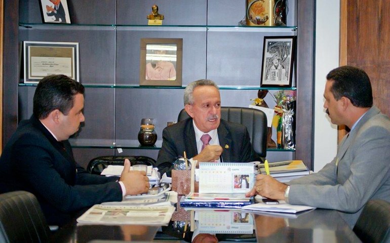 Marlan busca apoio para renegociar dívidas de agricultores de Limoeiro e Taquarana