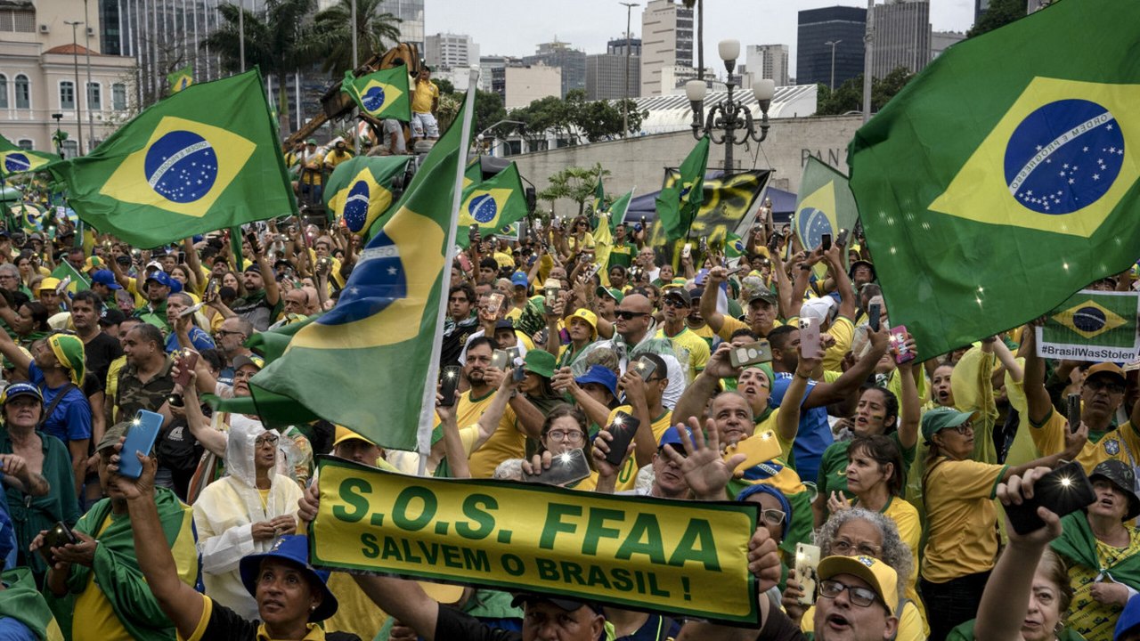 Manifestantes pedem golpe em frente a hotel de Lula