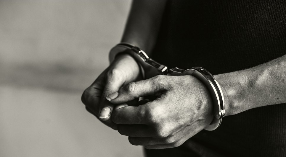 Técnico de escolinha de futebol é preso por suspeita de praticar crimes sexuais contra adolescentes na Grande Aracaju
