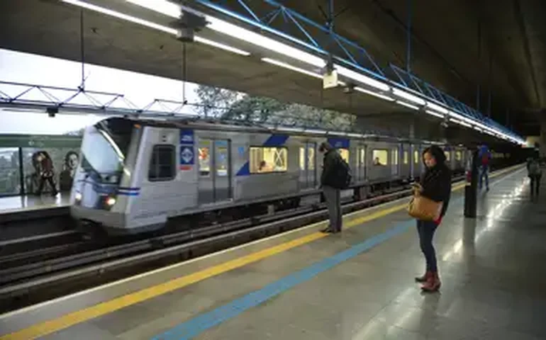 Passageiro cai em vão entre porta do trem e a plataforma de estação em SP