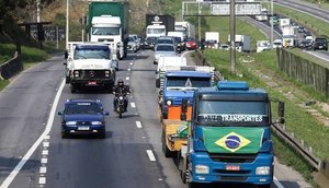 Benefício extra de R$ 1.000 será pago para taxistas e caminhoneiros nesta terça-feira / Foto: Foto: Carla Carniel/Reuters