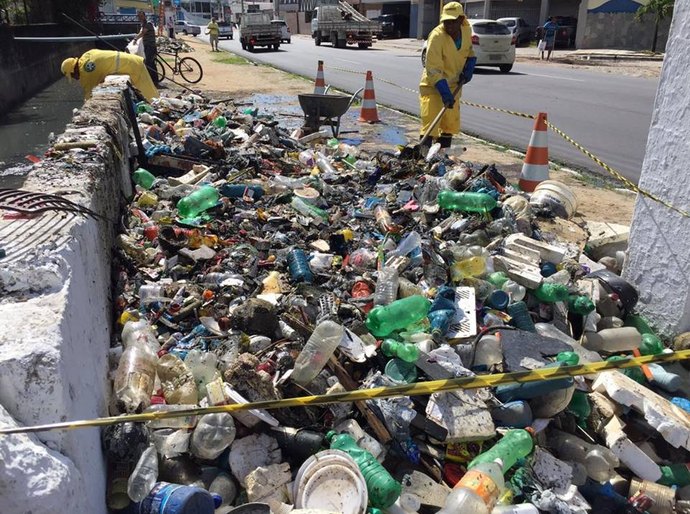 Slum retira toneladas de lixo em canal de Mangabeiras