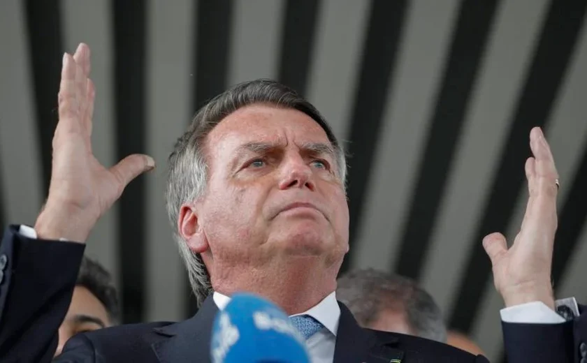 Bolsonaro grava vídeo com casal de idosos sobre descontos no INSS e lança campanha contra governo Lula