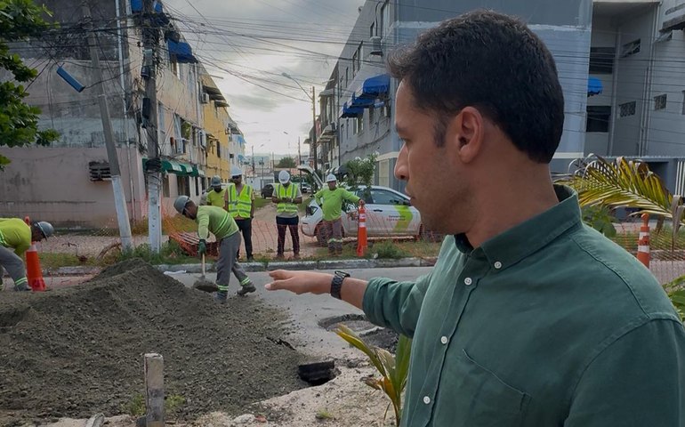 Vice-prefeito e titular da Seminfra cobra da BRK explicações para abertura de cratera na Jatiúca