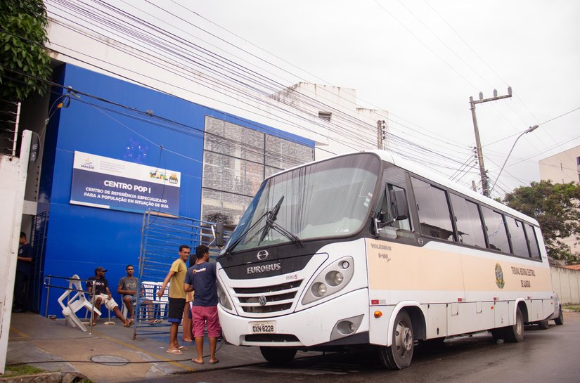 Ônibus do TRE-AL atende pessoas em situação de rua em Maceió