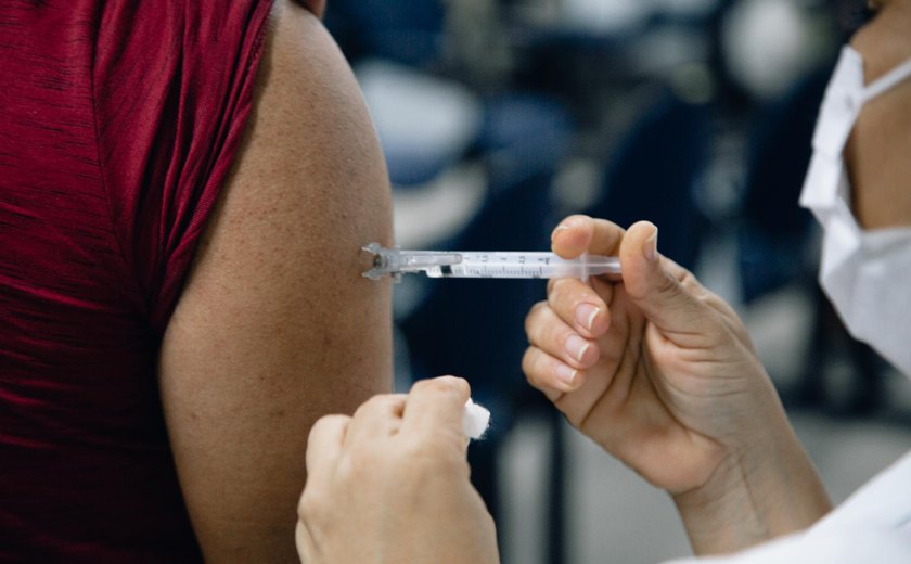 Idosos a partir dos 80 anos vão tomar a 4ª dose da vacina contra Covid em Alagoas
