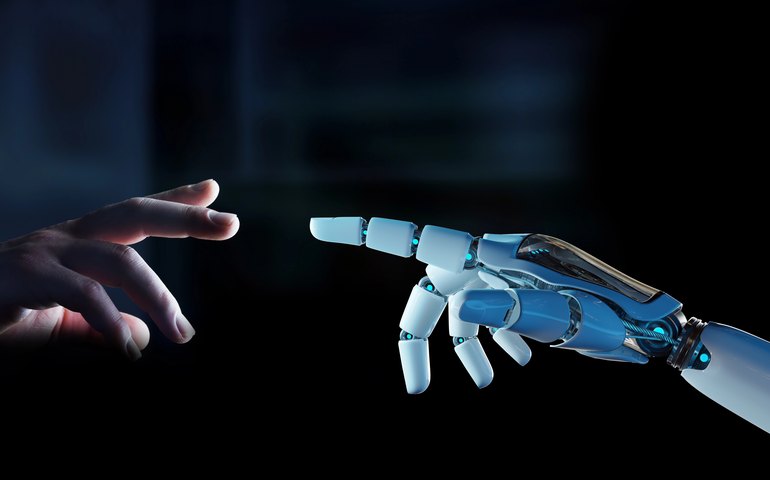 Homem programa robô humanoide para se mover como uma aranha