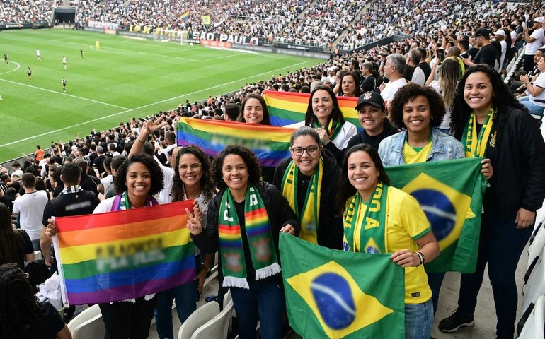 Em São Paulo para a Parada LGBTQIA+, mães unem causas em jogo da seleção feminina