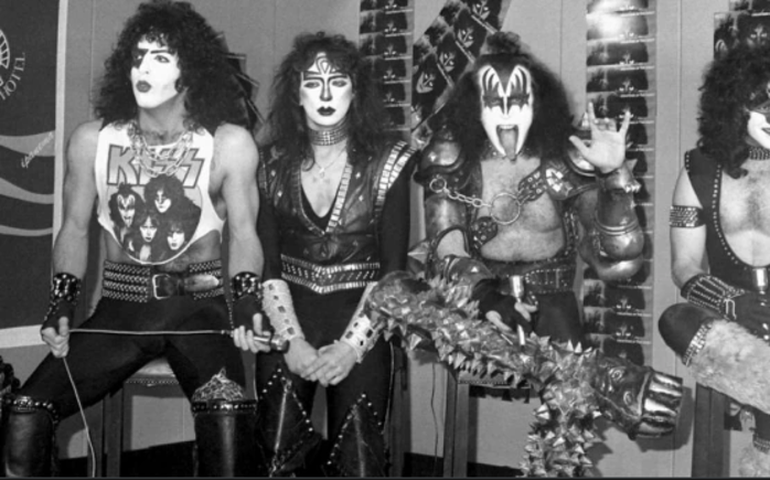 Primeira turnê do Kiss no Brasil fascinou geração 80 com lendas absurdas