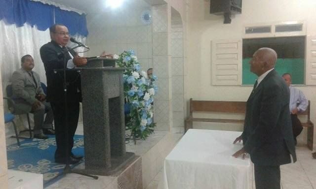 Auxiliar da AD Rio Novo é parabenizado pela igreja