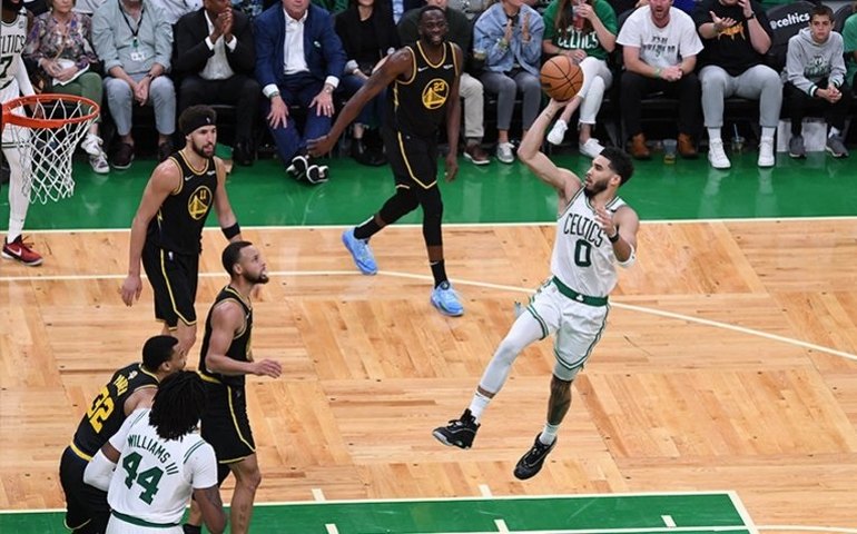 Tatum e Booker comandam vitórias arrasadoras e Celtics e Suns &#8216;sobram&#8217; na NBA