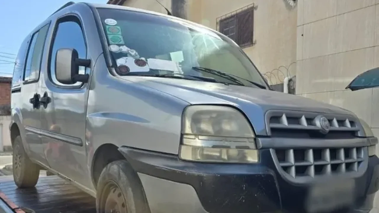 Crianças são encontradas trancadas em veículo irregular usado como transporte escolar em Maceió