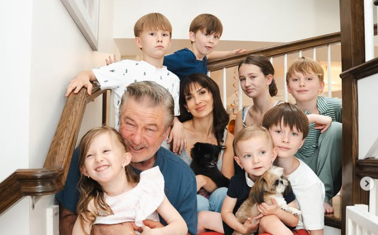 Alec Baldwin e esposa reúnem os 7 filhos em foto