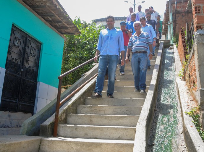 Prefeito Rui Palmeira vistoria obras nas grotas da Moenda e Estrondo