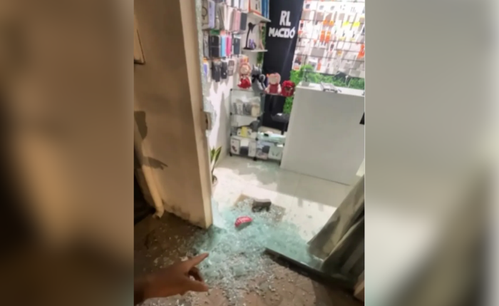 Arrombamento deixou porta destruída e produtos furtados na loja em Maceió