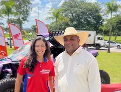 Piloto goiana Bárbara Neves e prefeito de Cavalcante, Vilmar Kalunga, durante lançamento do Rally dos Sertões 2026, em Goiânia..jpeg 