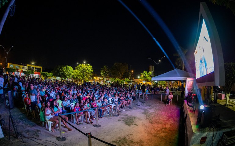 Cine Massa reúne mais de 500 pessoas com programação cultural no Graciliano Ramos
