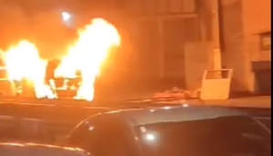 Kombi explode e pega fogo no meio de avenida em Aracaju