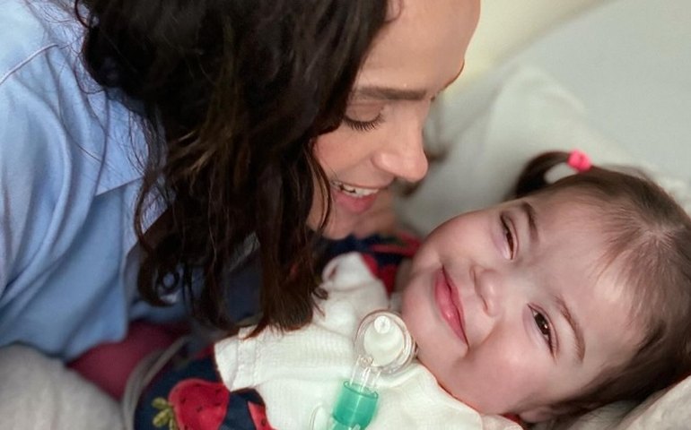 Letícia Cazarré detalha estado de saúde da filha com cardiopatia rara: 'Embora não consiga falar, se expressa muito bem'