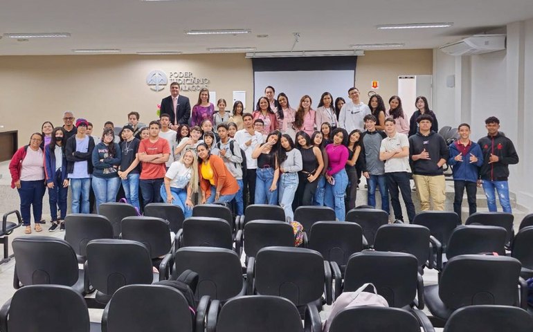 Juíza Marcella Pontes palestra sobre combate à violência doméstica no Fórum de Rio Largo