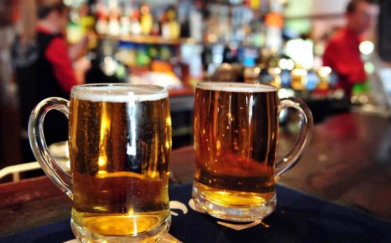 Médicos mostram como o álcool age no cérebro após uma noite de bebedeira (e por que aumenta o risco de depressão e ansiedade)