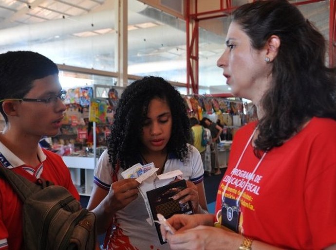 Cidadania fiscal é fortalecida em escolas e centros comerciais de Alagoas