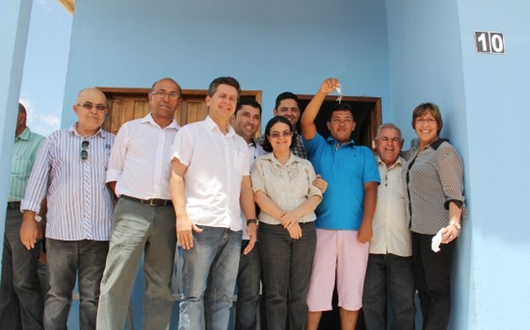 Arapiraca: Célia entrega 50 moradias para famílias de agricultores