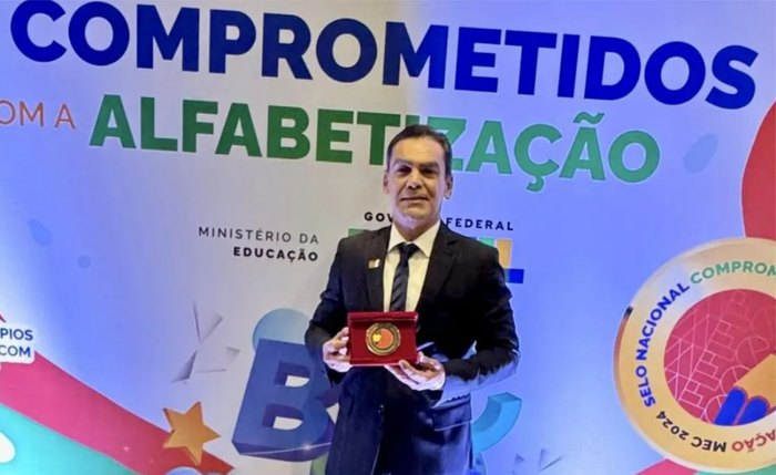 Charles Pacheco recebe o Selo Ouro de Compromisso com a Alfabetização