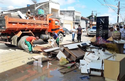 Prefeito George Clemente visita áreas e comerciantes afetados pelas fortes chuvas