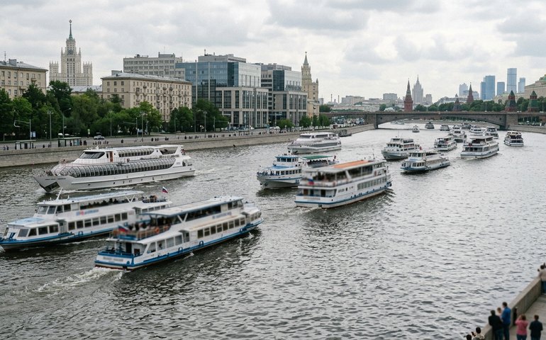 Barcos desfilam pelo rio Moscou na abertura da temporada de navegação de verão