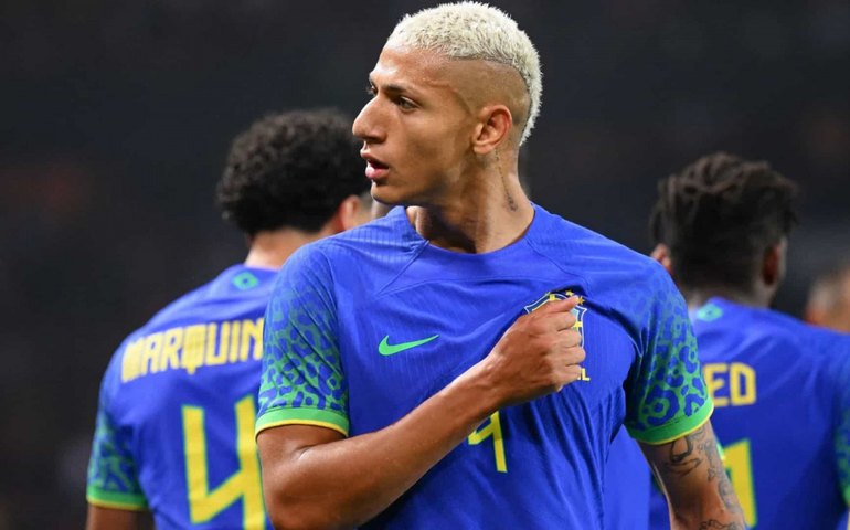 Banana é atirada na direção de Richarlison após gol da seleção diante da Tunísia