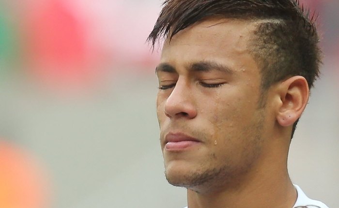 Emoção de Neymar durante o hino nacional, em sua última partida pelo Santos - Foto: Reprodução