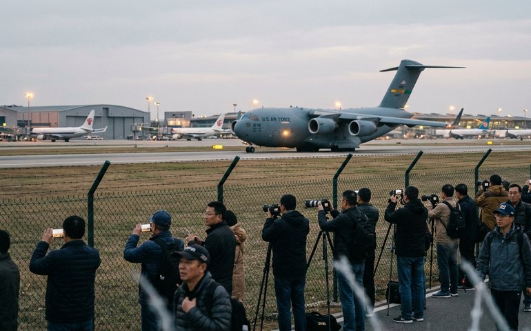 Pessoas registram chegada de avião militar dos EUA antes de visita de Trump à China