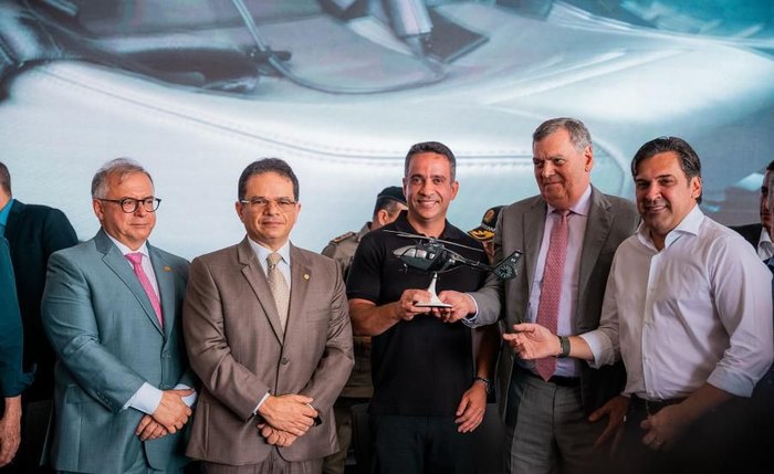 Governador Paulo Dantas exibe miniatura da aeronave adquirida com recursos de emendas do deputado Isnaldo Bulhões