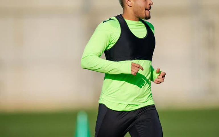 Vitor Roque destaca Abel Ferreira e nega intenção homofóbica em postagem