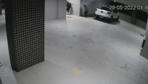 Circuito de segurança mostra suspeitos entrando no prédio do influenciador