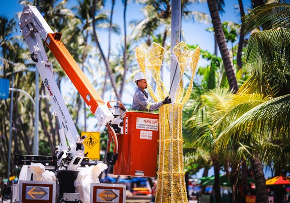 Começa instalação da decoração natalina na orla de Maceió; veja bairros que vão receber