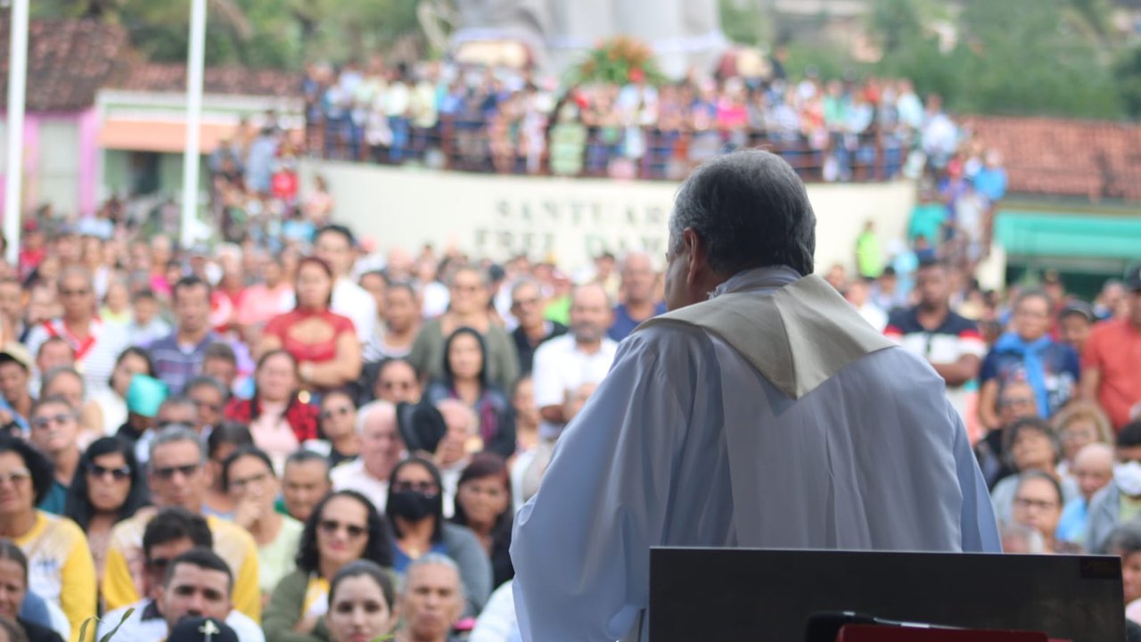 Romeiros de todo o País se emocionam com show do padre João Carlos na Romaria de Frei Damião