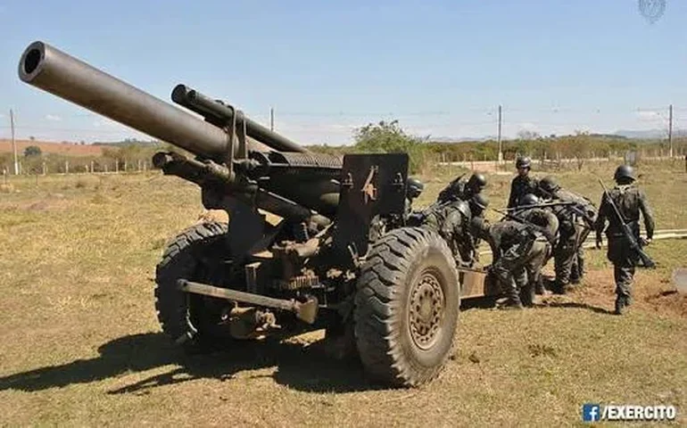 Obuseiro autopropulsado russo Msta‑S destrói bases temporárias ucranianas na região de Dnepropetrovsk
