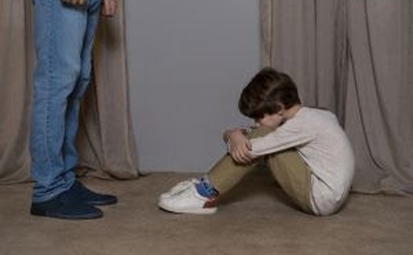 Entendendo a conexão entre traumas infantis e o feminicídio no Brasil