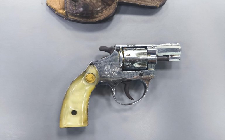 Jovem é flagrado com arma de fogo no aeroporto Zumbi dos Palmares